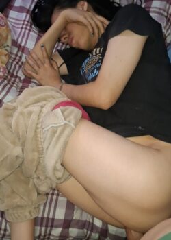 Aprovechando que mi primita se queda dormida en mi cama 8