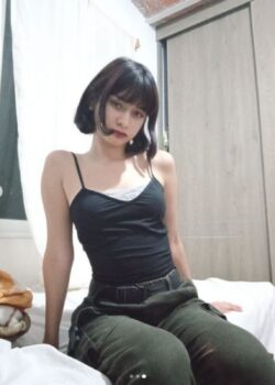 La novia de mi hermano es una putita y me manda fotitos 8