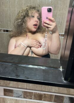 Gordibuena tetona con tremendo orto me manda nudes 10