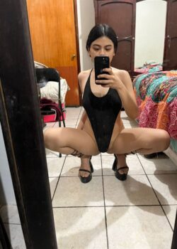 Morrita con la concha peluda me manda nudess 8