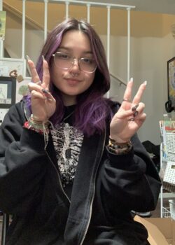 Pendeja otaku se graba enseñando las tetas y el orto 13