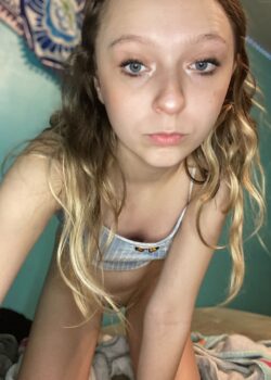 Pendeja rubia colegiala apenas legal es una putita 9