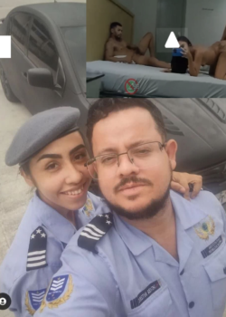 Grupo de policias uniformados teniendo un trio 15
